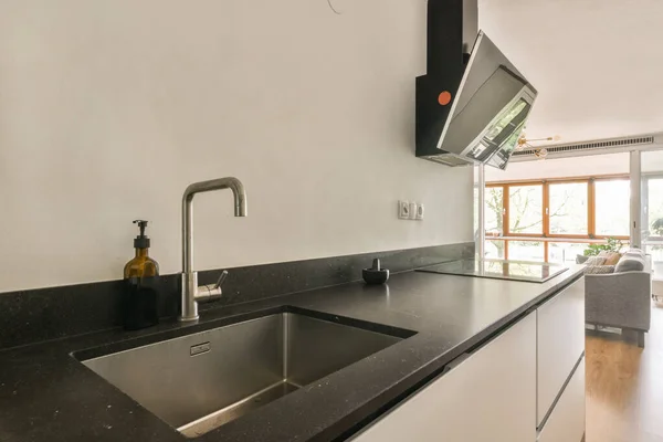 Een Moderne Keuken Met Zwarte Aanrechtbladen Witte Kasten Gootsteen Ligt — Stockfoto