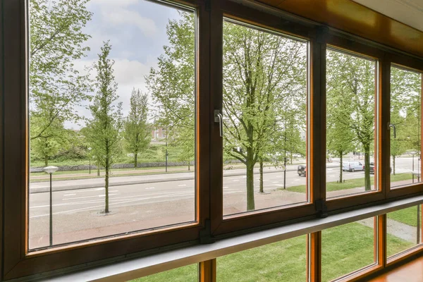 View Train Car Looking Out Street Trees Buildings Back Ground — Stock Photo, Image