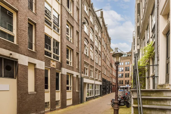 Une Rue Étroite Dans Vieille Partie Amsterdam Avec Des Vélos — Photo