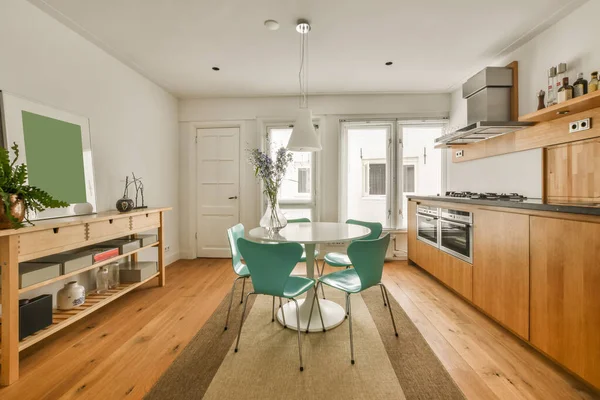 Kuchnia Jadalnia Małym Mieszkaniu Drewnianą Podłogą Białe Ściany Drewniane Szafki — Zdjęcie stockowe