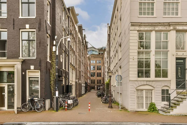 在通往公寓楼的建筑物和楼梯前面的一条有自行车停放在人行道上的城市街道 — 图库照片