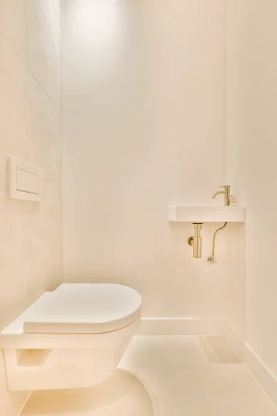 Moderní Koupelna Bílými Stěnami Béžovou Podlahou Spolu Toaletou Zdi Osvětlena — Stock fotografie