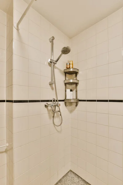 Uma Casa Banho Com Azulejos Brancos Linhas Pretas Chão Juntamente — Fotografia de Stock