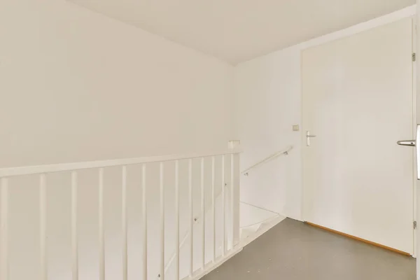 Una Habitación Vacía Con Paredes Blancas Suelos Madera Hay Espejo —  Fotos de Stock