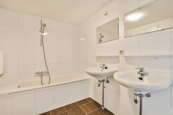 Lavabosu Arkasındaki Duvarda Aynası Olan Bir Banyo Açık Bir Duş — Stok fotoğraf