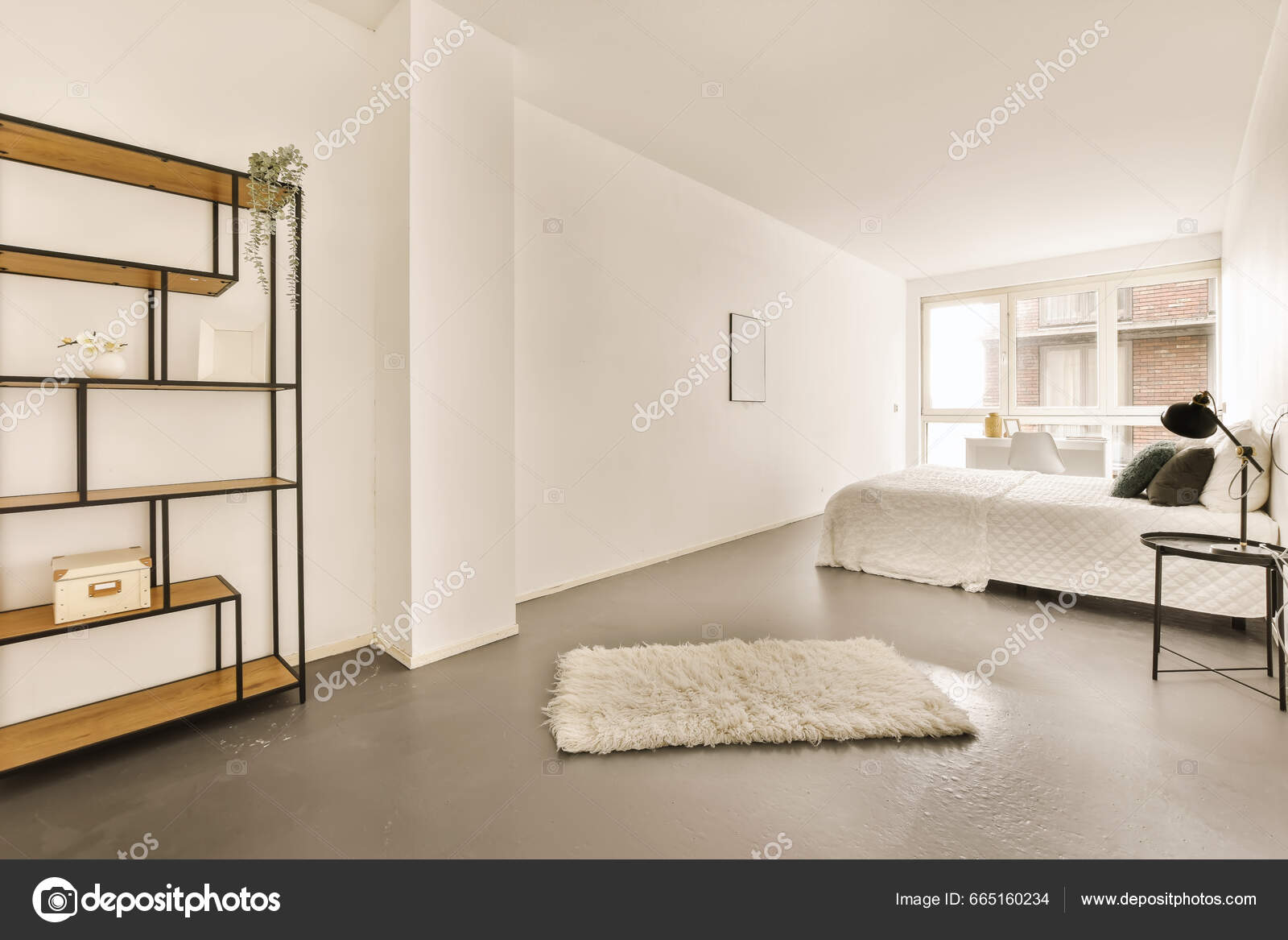 Makuuhuone Sänky Hyllyt Seinällä Sängyn Vieressä Valkoinen Matto Joka  Näyttää — valokuva © procontributors #665160234