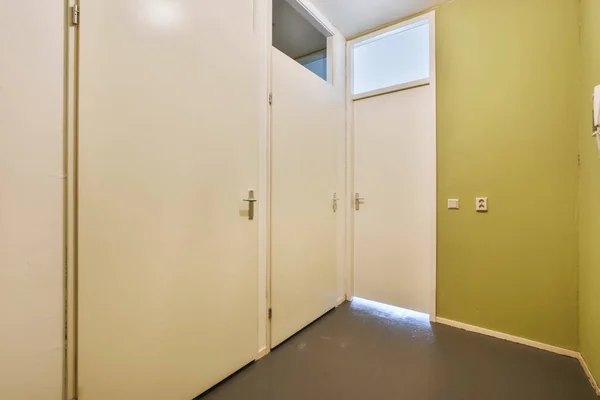 Interior Una Habitación Con Dos Puertas Blancas Una Puerta Abierta —  Fotos de Stock