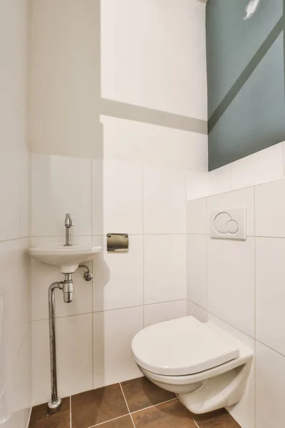 Una Toilette Bianca Bagno Con Pavimenti Piastrelle Marroni Lucernario Blu — Foto Stock