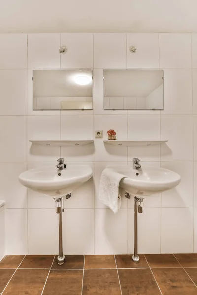 Łazienka Dwoma Zlewozmywakami Jeden Jest Środku Zdjęcia Jego Białe Płytki — Zdjęcie stockowe
