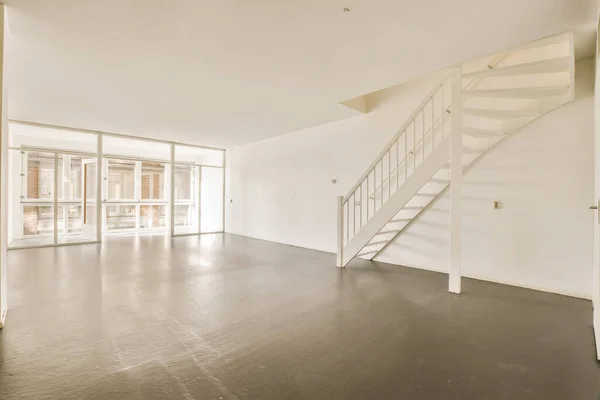 Una Sala Estar Vacía Con Escaleras Que Conducen Segundo Piso —  Fotos de Stock