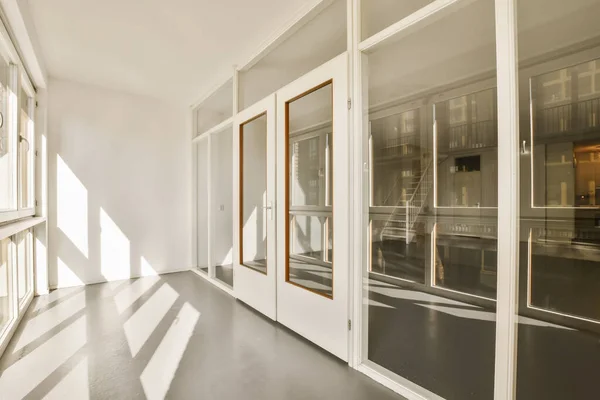Ein Leerer Raum Mit Großen Fenstern Und Sonneneinstrahlung Durch Die — Stockfoto
