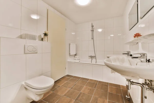 Een Badkamer Met Houten Vloeren Witte Tegels Muren Samen Met — Stockfoto