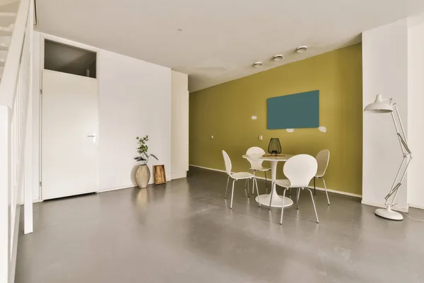 Una Sala Estar Con Paredes Verdes Muebles Blancos Suelo Hay —  Fotos de Stock
