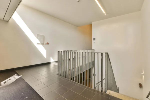 Uma Sala Vazia Com Escadas Que Levam Até Segundo Andar — Fotografia de Stock