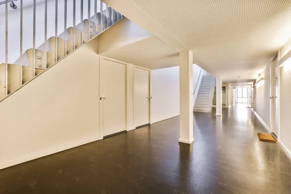Una Habitación Vacía Con Paredes Blancas Escaleras Parte Media Habitación — Foto de Stock