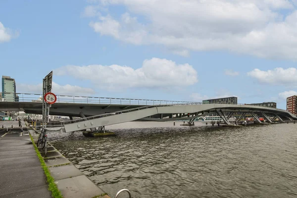 Puente Medio Cuerpo Agua Con Coches Estacionados Personas Caminando Través — Foto de Stock