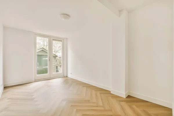Ein Leerer Raum Mit Weißen Wänden Und Holzböden Gibt Eine — Stockfoto