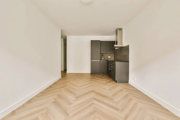 Ein Leeres Wohnzimmer Mit Holzboden Und Schwarzen Schränken Auf Der — Stockfoto
