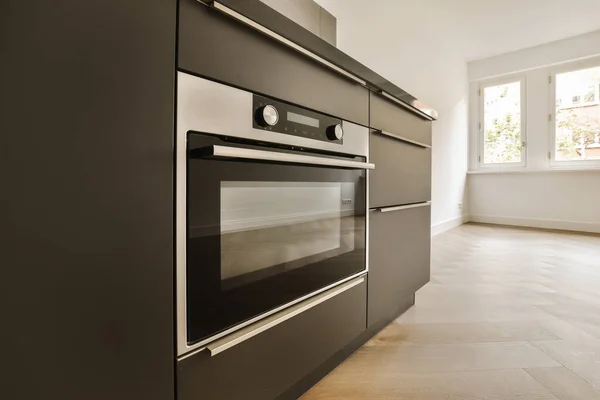 Dapur Dengan Oven Dinding Dan Lantai Kayu Ruangan Belakangnya Adalah — Stok Foto