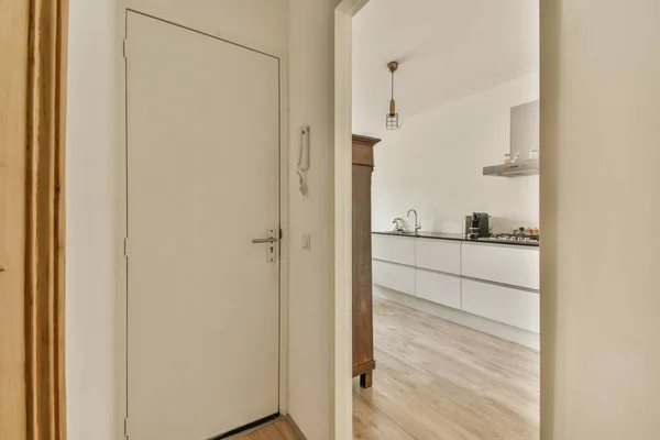 Küche Und Essbereich Einem Haus Mit Weißen Wänden Holzböden Und — Stockfoto