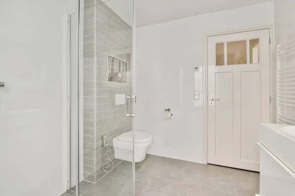 Beyaz Duvarları Gri Zemini Olan Modern Bir Banyo Duş Alanına — Stok fotoğraf