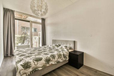 Yatak odası, şifonyer ve penceresi olan arka bahçeye bakan oda çok temiz.