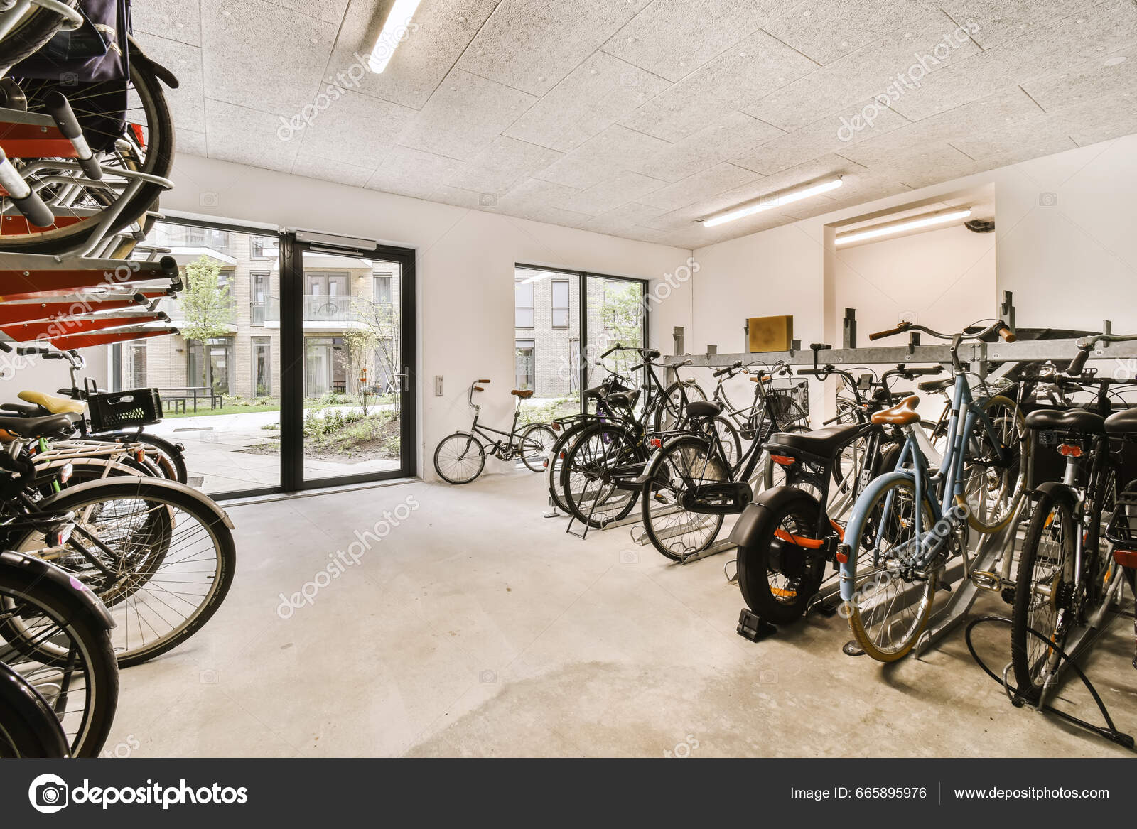 Κάποια Ποδήλατα Ένα Δωμάτιο Άπλετο Φως Που Προέρχεται Από Παράθυρα —  Φωτογραφία Αρχείου © procontributors #665895976