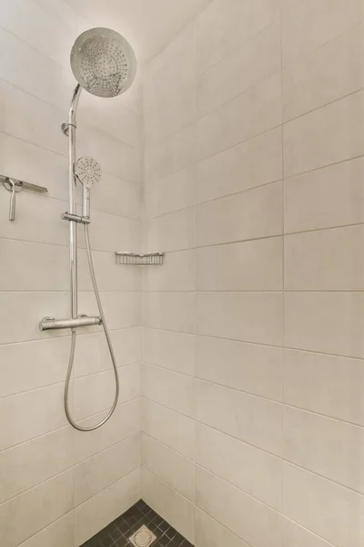 Chuveiro Com Piso Azulejos Pretos Azulejos Brancos Casa Banho Está — Fotografia de Stock