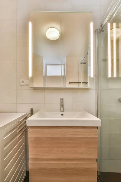 Banheiro Com Uma Pia Espelho Luz Parede Acima Uma Imagem — Fotografia de Stock