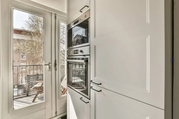 Beyaz Dolaplı Bir Mutfak Birkaç Yıldır Kullanılmakta Olan Veranda Alanına — Stok fotoğraf
