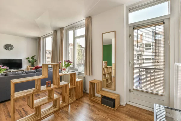 Ein Wohnzimmer Mit Parkettboden Und Holzmöbeln Einschließlich Sofa Couchtisch Stuhl — Stockfoto