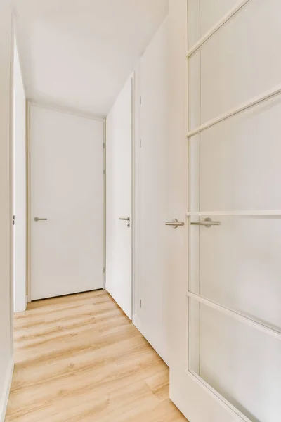 Ein Leerer Raum Mit Weißen Wänden Und Holzböden Rechts Ist — Stockfoto
