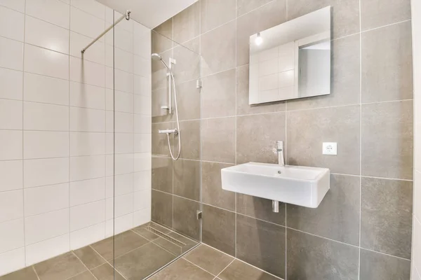 Łazienka Umywalką Lustrem Głowicą Prysznicową Zamontowaną Ścianie Obok Chodnika Pod — Zdjęcie stockowe