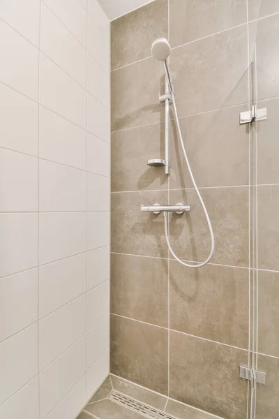 Chuveiro Banheiro Com Paredes Azulejos Azulejos Brancos Parede Uma Cabeça — Fotografia de Stock
