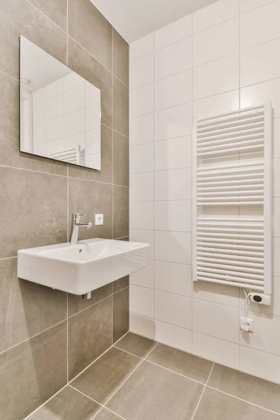 Bagno Moderno Con Pareti Pavimenti Piastrelle Bianche Insieme Uno Specchio — Foto Stock