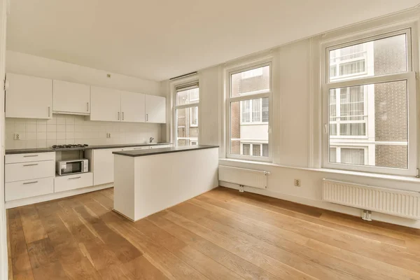 Eine Leere Küche Und Essbereich Einem Haus Mit Parkettboden Weißen — Stockfoto