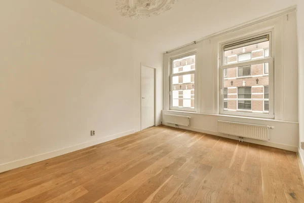 Ein Leerer Raum Mit Holzboden Und Weißer Farbe Den Wänden — Stockfoto