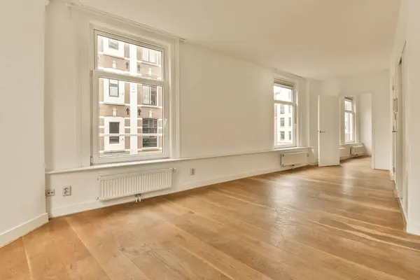 Ein Leerer Raum Mit Holzboden Und Großen Fenstern Der Mitte — Stockfoto