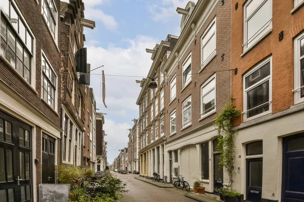 Hollanda Dar Bir Cadde Her Iki Tarafında Motosikletler Park Edilmiş — Stok fotoğraf