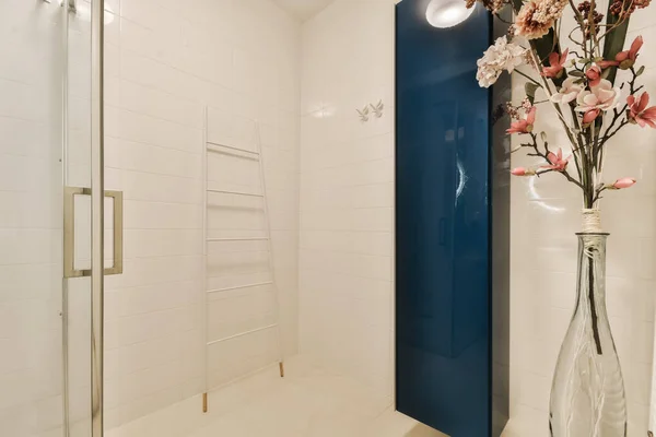 Wazon Kwiatami Środku Niebieską Kabinę Prysznicową Szklanymi Drzwiami Prowadzącymi Spacer — Zdjęcie stockowe