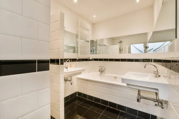 Duvarlarında Siyah Beyaz Fayanslar Olan Bir Banyo Arka Planda Lavabo — Stok fotoğraf