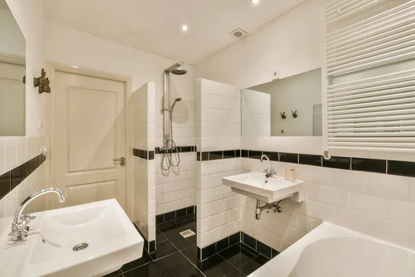 Uma Moderna Casa Banho Com Azulejos Preto Branco Nas Paredes — Fotografia de Stock
