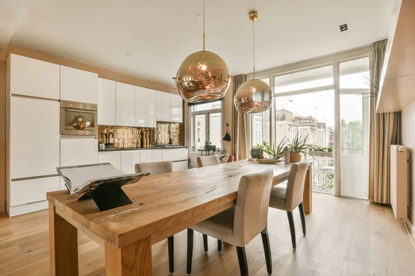 Uma Cozinha Sala Jantar Uma Casa Moderna Com Pisos Madeira — Fotografia de Stock