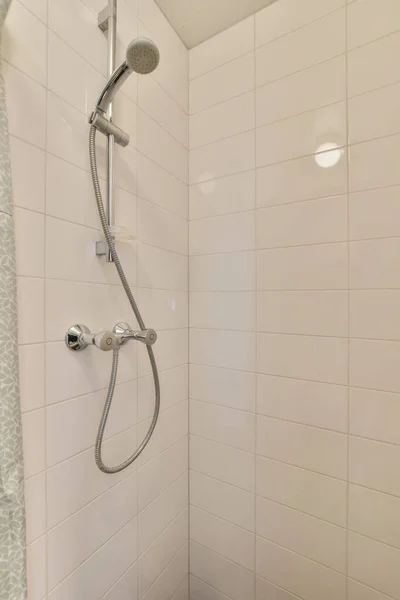 Chuveiro Com Azulejos Brancos Nas Paredes Chão Banheiro Moderno Apartamento — Fotografia de Stock