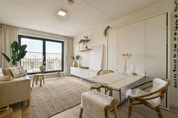 Ein Wohnzimmer Mit Weißen Möbeln Und Pflanzen Der Wand Dahinter — Stockfoto