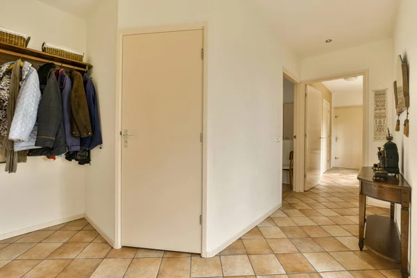 Das Innere Eines Raumes Mit Kleidungsstücken Die Haken Und Schränken — Stockfoto