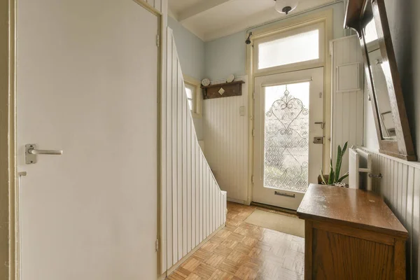 Ein Flur Einem Haus Mit Holzboden Und Weißen Zierleisten Den — Stockfoto