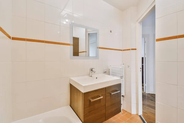 Een Badkamer Met Witte Tegels Muren Hout Trim Rond Het — Stockfoto