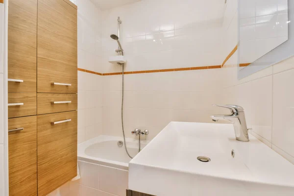 Een Moderne Badkamer Met Houten Lambrisering Witte Tegels Muren Samen — Stockfoto