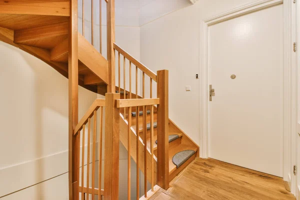 階段の下に木の手すりと木の床がある白い部屋の木製の階段道 — ストック写真
